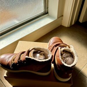 UGG Kids' Rennon II Sneaker (pre loved, used few times)